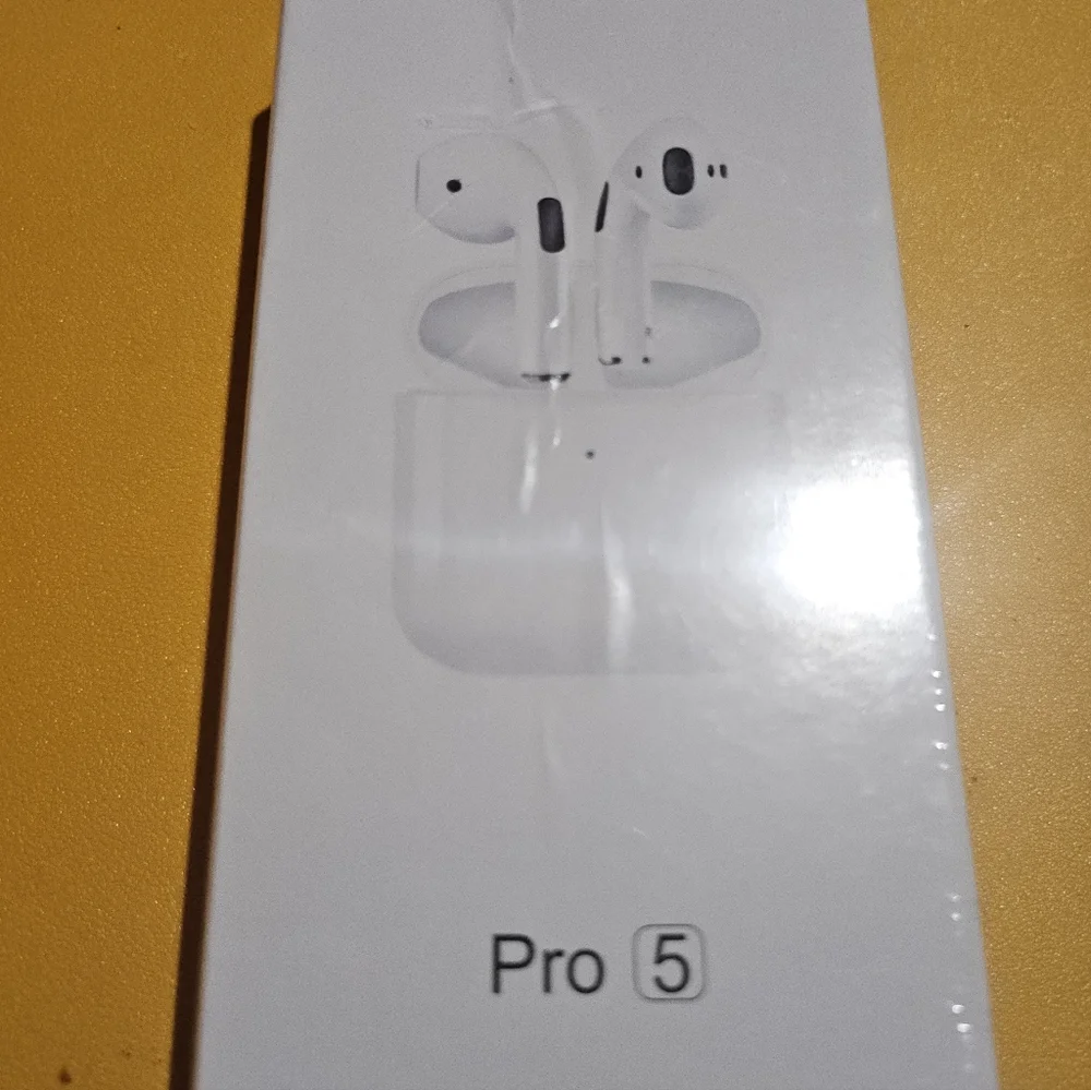 Pro 5 Wireless Earbuds - White